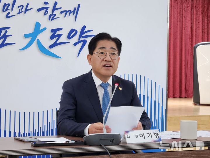 [김포=뉴시스]김지현 기자=이기형 경기 김포시장이 29일 김포시청에서 정부의 신규 공공주택지구 조성사업 추진과 관련해 긴급 기자회견을 진행하고 있다. 2026.10.29. kjh@newsis.com