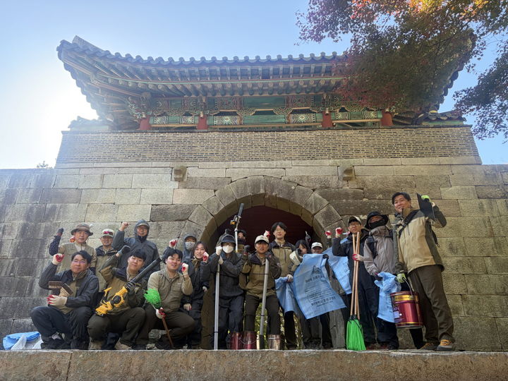 [부산=뉴시스]국립공원공단 금정산국립공원사무소는 지난 28일 가을철 탐방 성수기를 앞두고 쾌적하고 안전한 탐방환경을 조성하기 위해 전 직원이 참여하는 '레인저가 합니데이(DAY)'를 운영했다. (사진=국립공원공단 금정산국립공원사무소 제공) 2026.10.29. photo@newsis.com *재판매 및 DB 금지