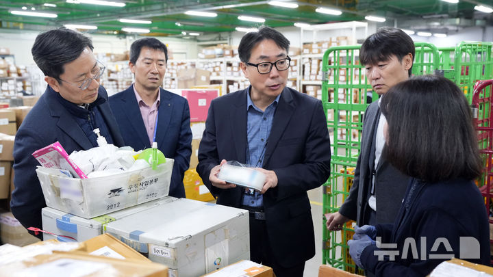 인천공항세관장, 국제우편물 마약 단속 현장 점검