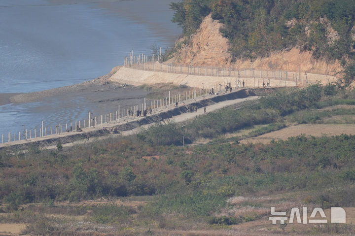 [김포=AP/뉴시스] 일본 방위성은 북한이 29일 탄도미사일로 의심되는 물체를 발사했다고 밝혔다고 NHK가 보도했다. 사진은 지난 27일 경기 김포시의 한 전망대에서 바라본 북한 지역에서 북한 군인들이 군사 철책 인근에서 작업하는 모습. 2026.10.28.