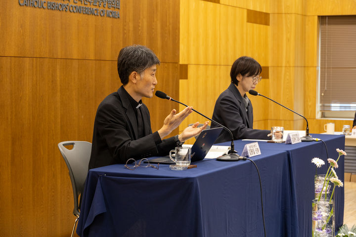 [서울=뉴시스] 29일 한국천주교중앙협의회에서 한국천주교주교회의 주최로 열린 '교회 내 성폭력 특별위원회 심포지엄'에서 '한국천주교주교회의 성폭력 관련 지침서'에 논평을 하는 예수회 한국관구 양성 담당 김동일 신부(왼쪽)과 김경아 인천가톨릭대 간호학과 교수 (사진=한국천주교주교회의 제공) 2026.10.29. photo@newsis.com *재판매 및 DB 금지