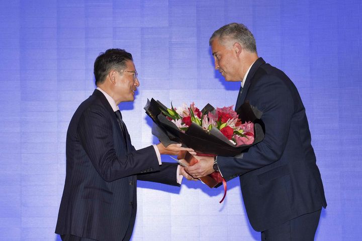 [서울=뉴시스] 조현준 효성그룹 회장이 29일 서울 마포 본사에서 열린 창립 60주년 기념식에서 제이슨 닐 효성중공업 미국법인장에게 올해의 효성인상을 수여하는 모습. (사진=효성) 2026.10.29 photo@newsis.com *재판매 및 DB 금지 *재판매 및 DB 금지