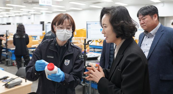 [인천=뉴시스] 이진희 관세청 통관국장(왼쪽서 둘째)이 29일 인천공항 특송물류센터를 찾아 특송으로 반입되는 물품에 대한 마약검사 실태를 점검하고 있다.(사진=관세청 제공) *재판매 및 DB 금지