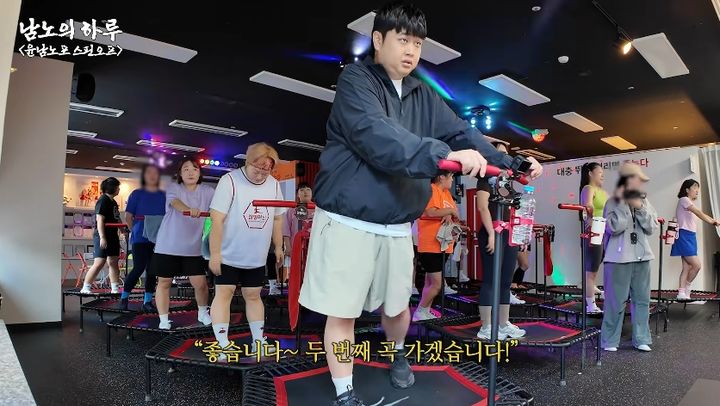 [서울=뉴시스] 셰프 윤남노가 체중 107kg대를 확인한 후 10kg 감량을 목표로 고강도 점핑 운동에 나선 모습을 공개했다. (사진=유튜브 채널 '스튜디오슬램' 화면 캡쳐) 2026.10.29. 