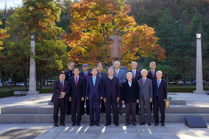 [포항=뉴시스] 지난 27일 포항공과대학교 개교 40주년 기념 대학설립유공자 초청 행사가 진행됐다. (사진=포항공대 제공) *재판매 및 DB 금지