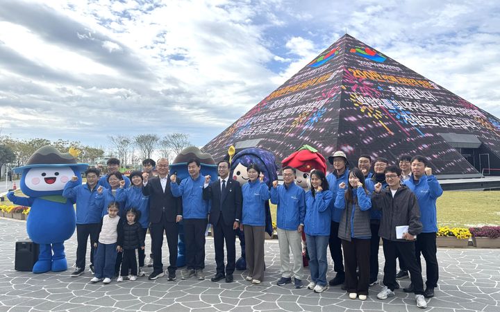 [여수=뉴시스] 여수세계섬박람회 조직위원회 직원들이 29일 누적 관람객 200만명 돌파를 맞아 파이팅을 외치며 11월4일 폐막까지 성공적인 마무리를 다짐하고 있다. (사진=조직위 제공) 2026.10.29. photo@newsis.com *재판매 및 DB 금지