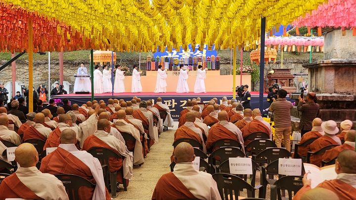 [합천=뉴시스] 서희원 기자= 29일 해인사 법계탑 마당에서 '대장경 판각 조성 고불식'에서 육법 공양을 하고 있다. 2026. 10. 29. shw1881@newsis.com *재판매 및 DB 금지