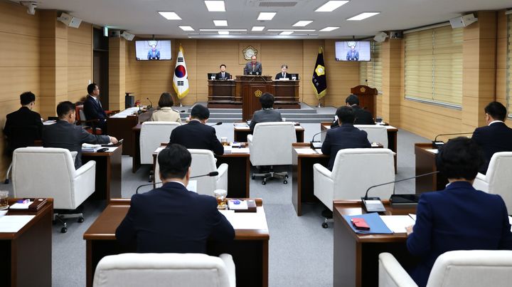 [부여=뉴시스] 조명휘 기자 = 부여군의회가 29일 제304회 제1차 정례회 제2차 본회의를 열어 안건을 심의·의결하고 있다. (사진= 부여군의회 제공) 2026.10.29. *재판매 및 DB 금지