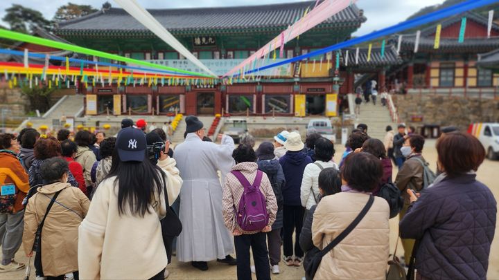 [합천=뉴시스] 서희원 기자= 29일 해인사 '대장경 판각 조성 고불식' 행사장을 찾은 불자들이 구광루를 둘러보고 있다 2026. 10. 29. shw1881@newsis.com *재판매 및 DB 금지