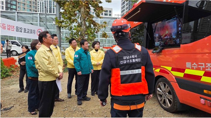 [서울=뉴시스] 서울특별시의회 도시안전건설위원회가 29일 강남구 개포동 구룡마을 화재 현장에서 수습 현황을 보고받고 있다. (사진=서울특별시의회 제공) 2026.10.29. photo@newsis.com *재판매 및 DB 금지