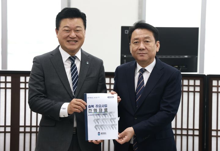 [청주=뉴시스] 신용한 충북도지사(왼쪽)가 29일 국회에서 이광재 예산결산특별위원장을 만나 충북의 핵심사업에 대한 국비 반영을 건의하고 있다. (사진=충북도 제공) 202.10.29. photo@newsis.com *재판매 및 DB 금지