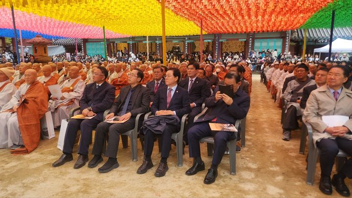 [합천=뉴시스] 서희원 기자= 29일 해인사 법계탑 마당에서 개최된 '대장경 판각 조성 고불식'에 많은 불자들이 참여하여 축하 했다. 2026. 10. 29. shw1881@newsis.com *재판매 및 DB 금지