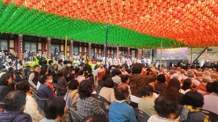 [합천=뉴시스] 서희원 기자= 29일 해인사 법계탑 마당에서 개최된 '대장경 판각 조성 고불식'에 많은 불자들이 참여하여 축하 했다. 2026. 10. 29. shw1881@newsis.com *재판매 및 DB 금지