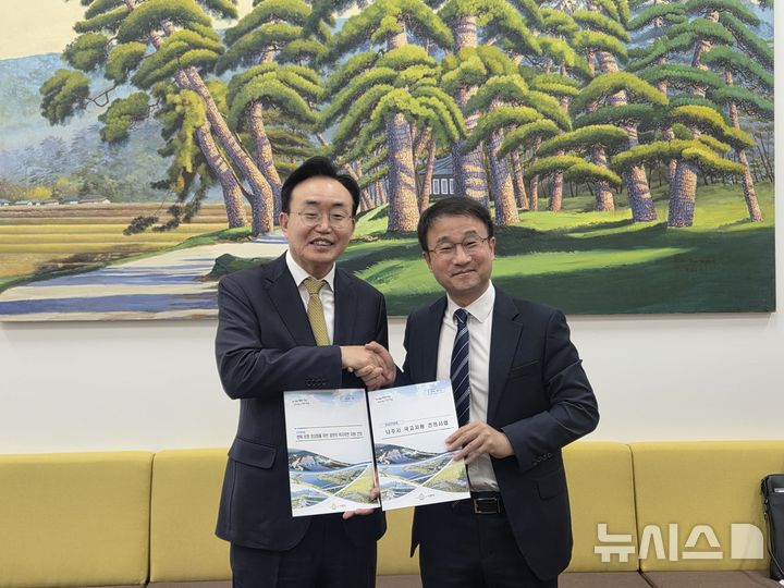 [나주=뉴시스] 윤병태 나주시장(왼쪽)이 한병도 더불어민주당 원내대표에게 나주시 현안을 설명하고 지원 협력을 요청하고 있다. (사진=나주시 제공) photo@newsis.com *재판매 및 DB 금지