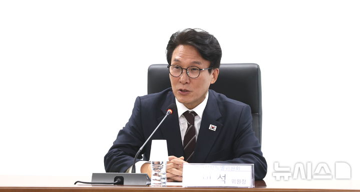 [군산=뉴시스] 김얼 기자 = 김민석 더불어민주당 당대표가 29일 전북 군산시 새만금 에너지산업융복합단지 종합지원센터에서 열린 '국회 메가성장특위 새만금 현장 간담회'에 참석해 발언하고 있다. 2026.10.29. pmkeul@newsis.com