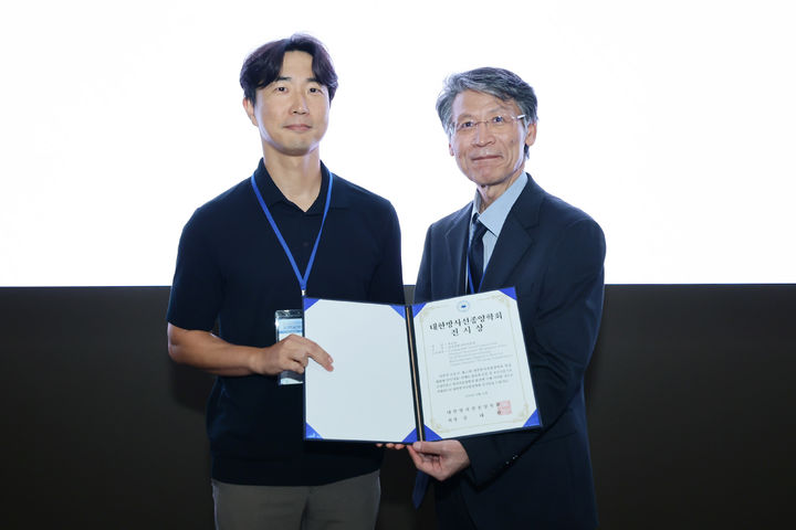 [부산=뉴시스] 동남권원자력의학원 방사선종양학과 유도솔 과장(왼쪽)과 대한방사선종양학회 김태현 회장. (사진=동남권원자력의학원 제공) 2026.10.29. photo@newsis.com *재판매 및 DB 금지