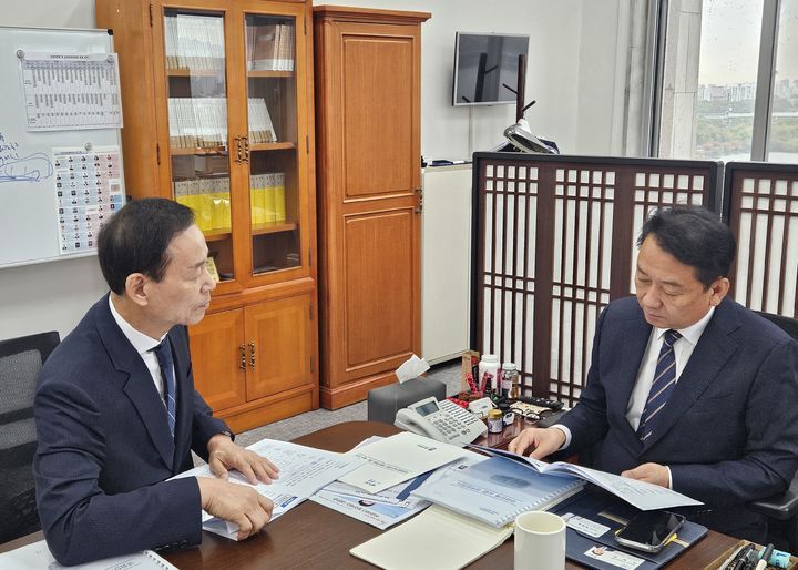 [익산=뉴시스]최정호 익산시장(왼쪽)이 29일 국회에서 이광재 예산결산특별위원장을 만나 지역 현안을 사업에 대해 설명하고 있다.(사진=익산시 제공) *재판매 및 DB 금지