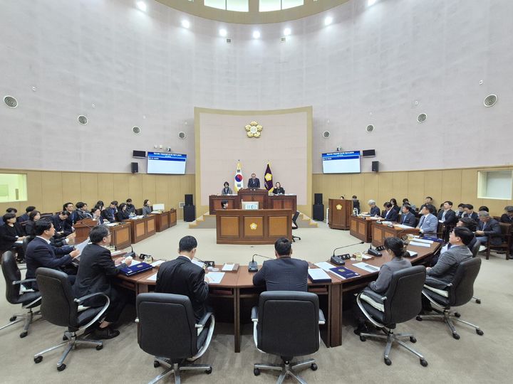 [부산=뉴시스] 29일 부산 기장군의회는 제299회 임시회 일정을 제2차 본회의로 마무리하고 있다. (사진=기장군의회 제공) 2026.10.29. photo@newsis.com *재판매 및 DB 금지