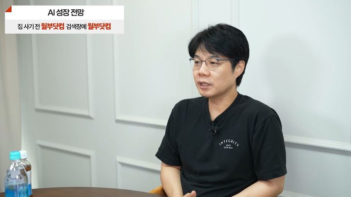 [서울=뉴시스] 29일 구독자 212만명 유튜브 채널 '월급쟁이부자들TV' 영상에 출연한 이효석 HS아카데미 대표는 고금리 환경에서도 AI 산업에 투자가 이어지는 이유와 개인투자자들이 주목해야 할 위험 신호를 설명했다. (사진=월급쟁이부자들TV 영상 캡처)
