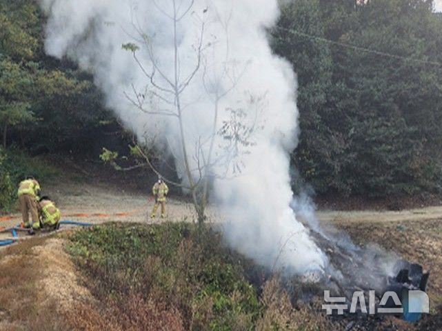 [안성=뉴시스] 안성시 관내 농촌지역에서 가을철 영농부산물 불법소각이 이뤄지자 소방관이 출동해 진화하고 있는 모습 (사진=안성시 제공) 2206.10.29.photo@newsis.com 