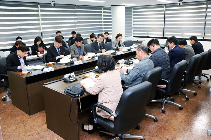 [밀양=뉴시스] 안지율 기자 = 시의회가 소상공인연합회와 소상공인 경영환경 개선과 지역경제 활성화를 위한 간담회를 열고 있다. (사진=밀양시의회 제공) 2026.10.29. photo@newsis.com *재판매 및 DB 금지