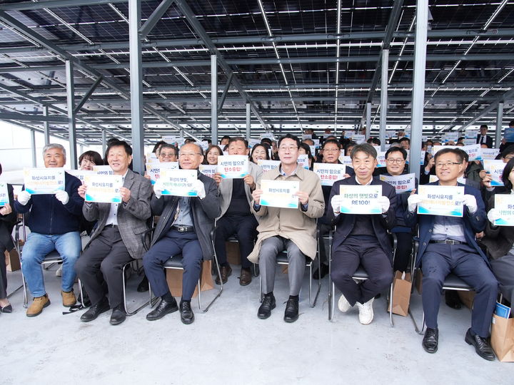 [화성=뉴시스] 정명근 경기 화성시장(사진 앞줄 왼쪽에서 네 번째)와 강석찬 화성시민재생에너지발전협동조합 이사장(사진 앞줄 왼쪽에서 세 번째)이 'RE빛 제4호 시민에너지발전소' 준공식에서 기념촬영을 하고 있다. (사진=화성시민재생에너지발전협동조합 제공) 2026.10.29. photo@newsis.com *재판매 및 DB 금지
