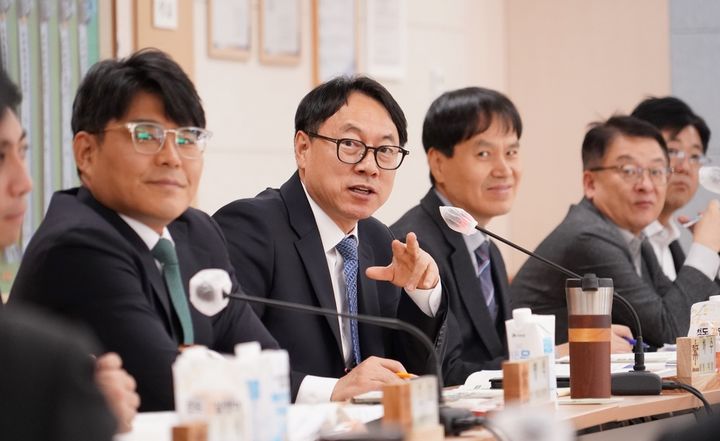 [대전=뉴시스] 임하수 산림청 차장이 정부대전청사에서 열린 '산림분야 규제합리화 전담팀' 회의를 주재하고 있다.(사진=산림청 제공) *재판매 및 DB 금지