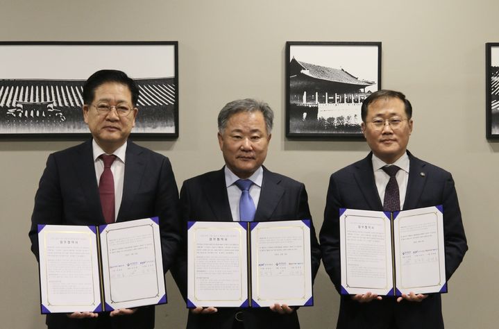 [울산=뉴시스] 29일 힐튼가든 인 서울 강남에서 권명호 한국동서발전 사장, 김성진 전력거래소 이사장, 최태훈 한국생산기술연구원 부원장이 그리드포밍 기술 실증 업무협약을 체결하고 기념사진을 촬영하고 있다. (사진=한국동서발전 제공) 2026.10.29. photo@newsis.com *재판매 및 DB 금지
