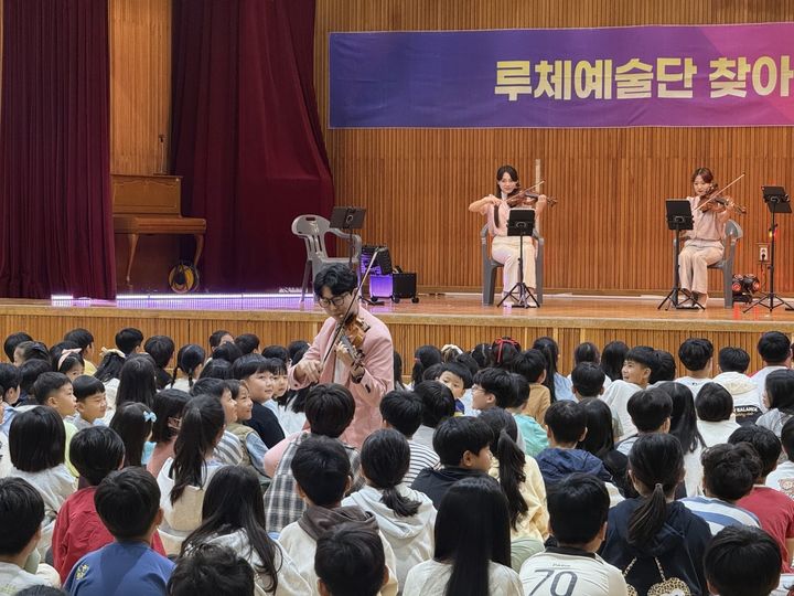 [울산=뉴시스] 울산 격동초 학생들이 26일 강당에서 루체예술단 고전음악 연주를 듣고있다. (사진=울산교육청 제공) photo@newsis.com *재판매 및 DB 금지