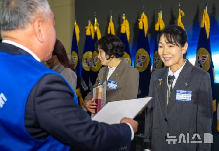 [포항=뉴시스] 박금숙 바르게살기운동 포항시협의회 여성회장이 국무총리 표창장을 받는 모습. 2026.10.29. photo@newsis.com