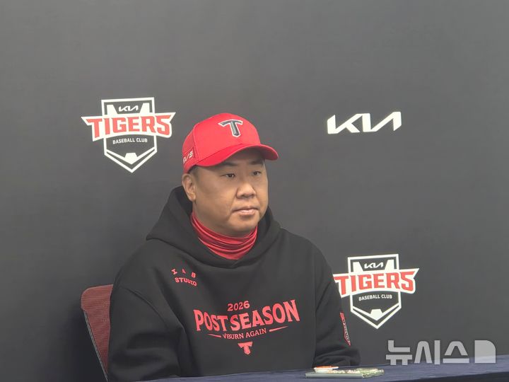 [전남광주=뉴시스] 김희준 기자 = KIA 타이거즈의 이범호 감독이 29일 전남광주 기아챔피언스필드에서 열리는 삼성 라이온즈와의 플레이오프 3차전을 앞두고 인터뷰를 하고 있다. 2026.10.29jinxijun@newsis.com