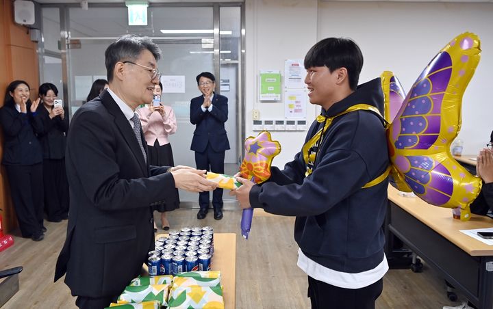 [전남광주=뉴시스] 박상철 호남대학교 총장이 29일 국가시험을 앞둔 보건과학대학 소속 수험생에게 간식을 전달하고 있다. (사진 = 호남대 제공). 2026.10.29. photo@newsis.com *재판매 및 DB 금지
