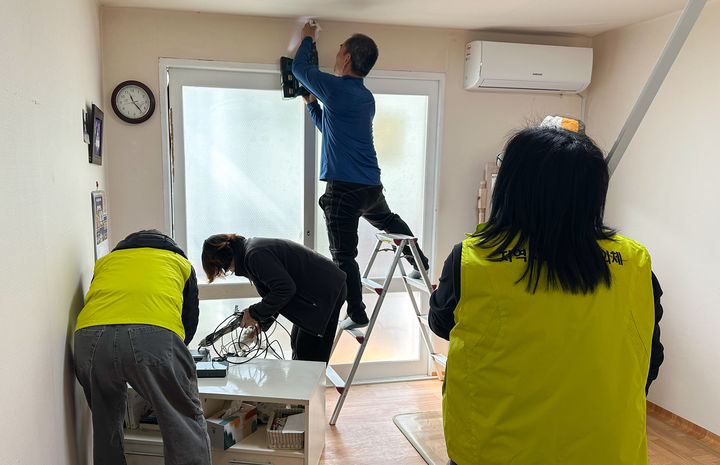 정선읍지역사회보장협의체은 29일 겨울철 난방에 어려움을 겪는 난방취약계층 가구를 대상으로 ‘사랑의 온도지킴이’ 사업을 진해앟고 있다.(사진=정선군 제공) *재판매 및 DB 금지