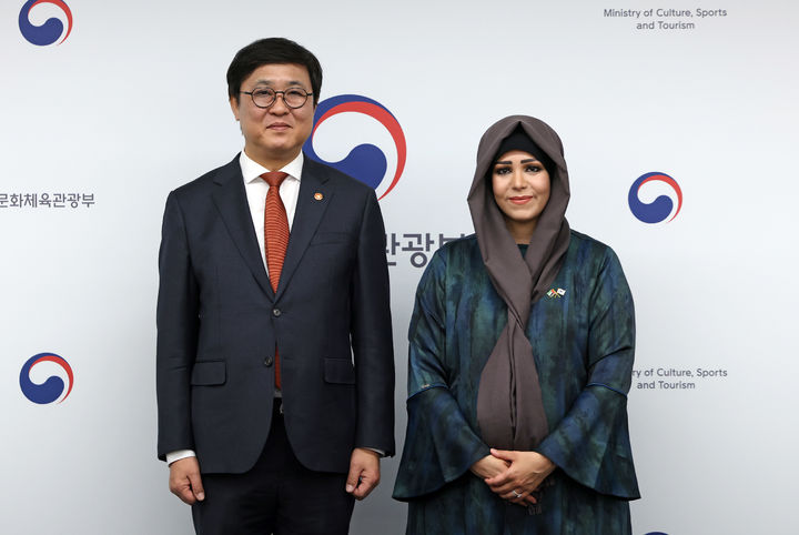[서울=뉴시스] 최휘영(왼쪽) 문화체육관광부 장관이 29일 서울 종로구 국립현미술관 서울관에서 셰이카 라티파 빈트 모하메드 빈 라쉬드 알 막툼 아랍에미리트(UAE) 두바이 문화예술청장과 면담을 마치고 기념촬영을 하고 있다. (사진 = 문화체육관광부 제공) 2026.10.29. photo@newsis.com *재판매 및 DB 금지