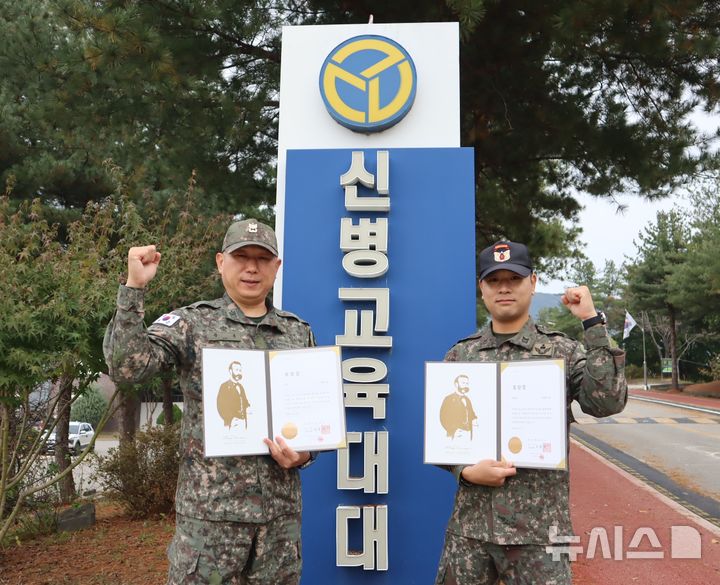 [증평=뉴시스] 29일 육군 37사단 신병교육대대 소속 주훈(왼쪽) 원사와 박동진 중사가 포즈를 취하고 있다. (사진= 37사단 제공) 2026.10.29. photo@newsis.com *재판매 및 DB 금지