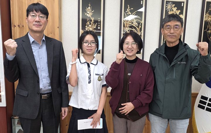제천시체육회 포상금 받는 전예슬(왼쪽서 두번째) *재판매 및 DB 금지