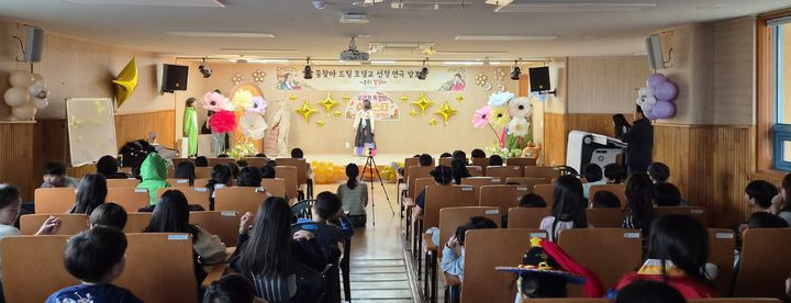 [용인=뉴시스] 연극을 관람하는 학생들(사진=독정초 제공) 2026. 10. 29. photo@newsiss.com *재판매 및 DB 금지