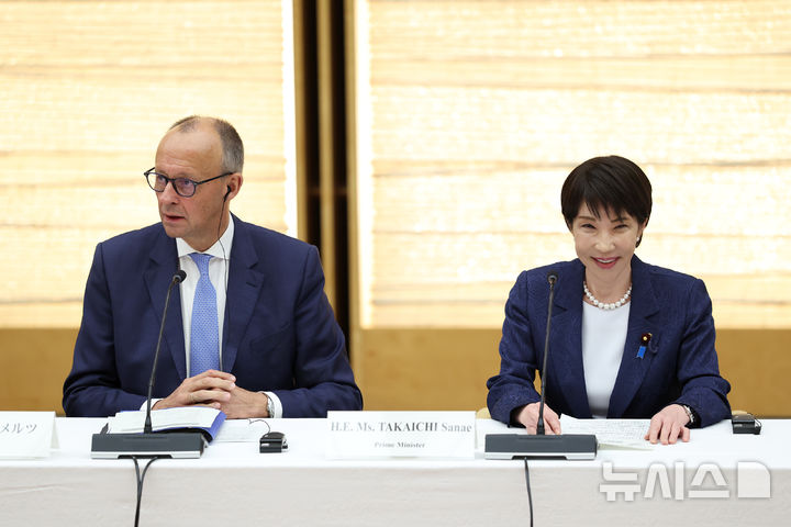 [도쿄=AP/뉴시스] 29일 일본 TBS와 요미우리신문 등 현지 언론에 따르면 일본과 독일이 인공지능(AI) 협력을 위한 고위급 대화체를 신설하기로 했다. 사진은 다카이치 사나에(오른쪽) 일본 총리와 프리드리히 메르츠 독일 총리가 28일 일본 도쿄 총리관저에서 기업 관계자들과의 회의에 참석한 모습. 2026.10.29.