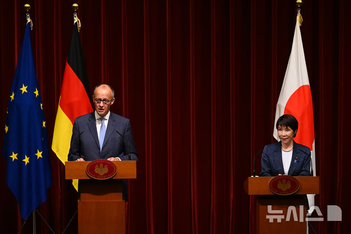 [도쿄=AP/뉴시스] 29일 일본 TBS와 요미우리신문 등 현지 언론에 따르면 일본과 독일이 인공지능(AI) 협력을 위한 고위급 대화체를 신설하기로 했다. 사진은 프리드리히 메르츠(왼쪽) 독일 총리가 지난 28일 일본 도쿄 총리관저에서 다카이치 사나에 일본 총리와 공동 기자회견에 참석한 모습. 2026.10.29.