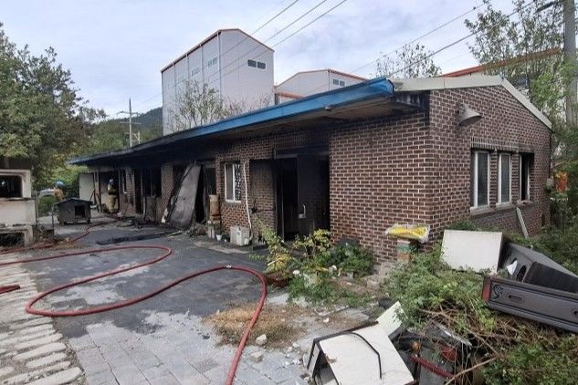 [화순=뉴시스] 29일 오후 2시37분 전남광주 화순군 이양면 한 콘크리트블록 제조업체 기숙사에서 불이 나 소방 당국이 진화 작업을 벌이고 있다. (사진=전남광주통합소방본부 제공) 2026.10.29. photo@newsis.com *재판매 및 DB 금지