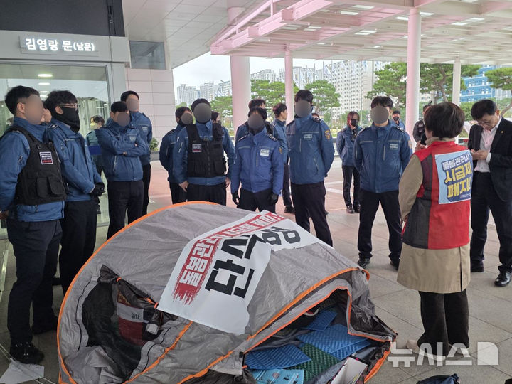 [무안=뉴시스] 29일 전남광주통합특별시 무안청사에서 돌봄서비스노동조합 광주지부가 돌봄 노동자 처우개선을 요구하며 천막 단식농성을 하고 있다. (사진=전국돌봄서비스노동조합 광주지부 제공). 2026.10.29. photo@newsis.com