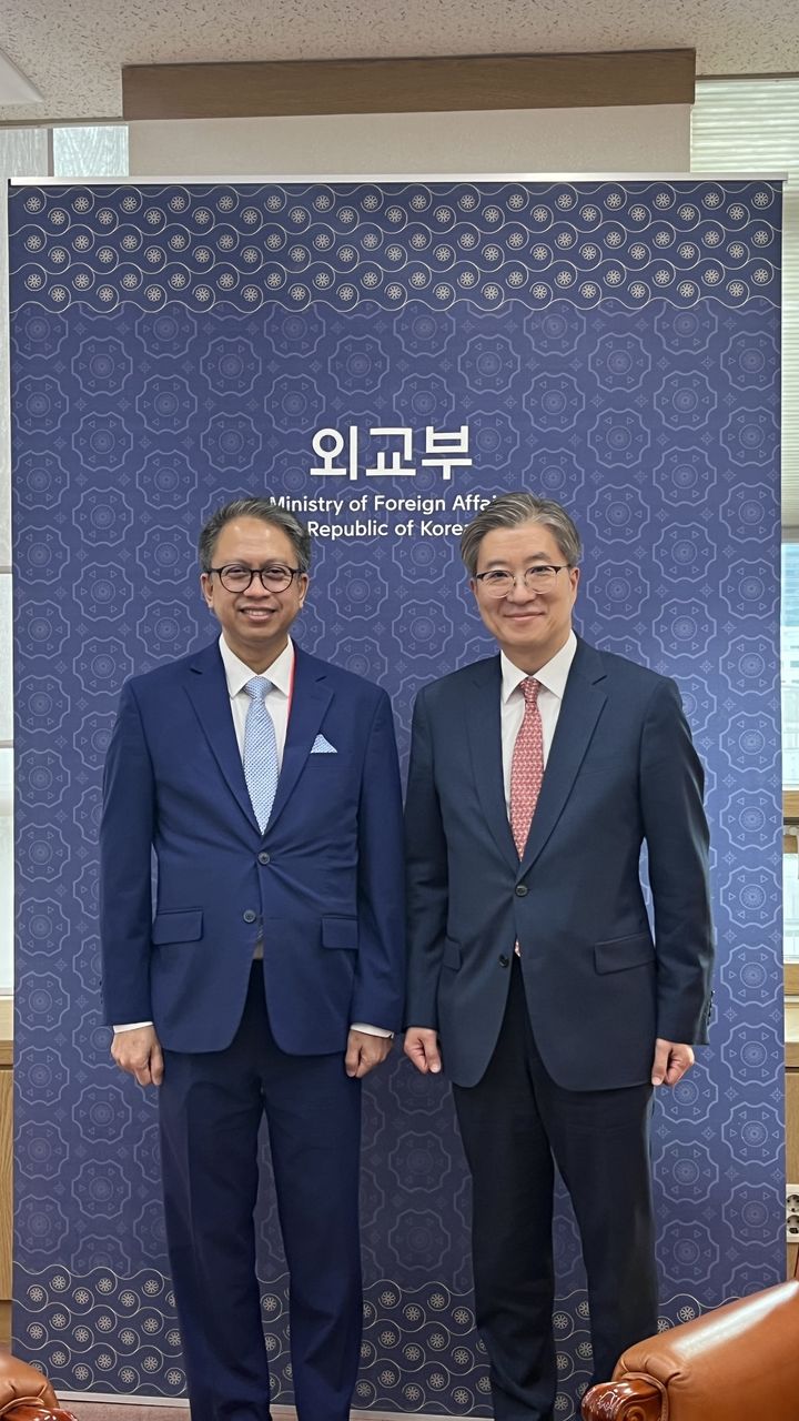 [서울=뉴시스]김희상 주요 20개국(G20) 셰르파가 방한한 에디 프리오 팜부디 인도네시아 G20 셰르파와 면담을 29일 가졌다. 사진 외교부 제공. *재판매 및 DB 금지