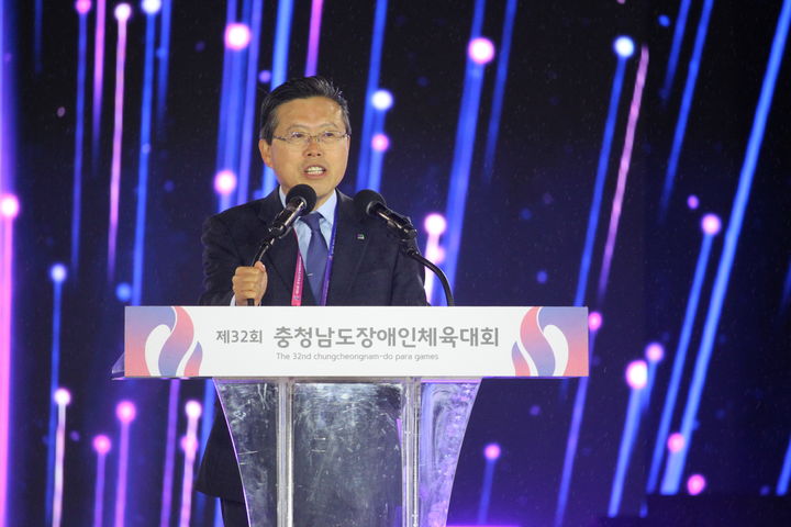 [천안=뉴시스] 최영민 기자=장기수 천안시장이 29일 천안종합운동장에서 열린 제32회 충남장애인체육대회 개회식에서 인사말을 하고 있다. 2026.10.29 ymchoi@newsis.com *재판매 및 DB 금지