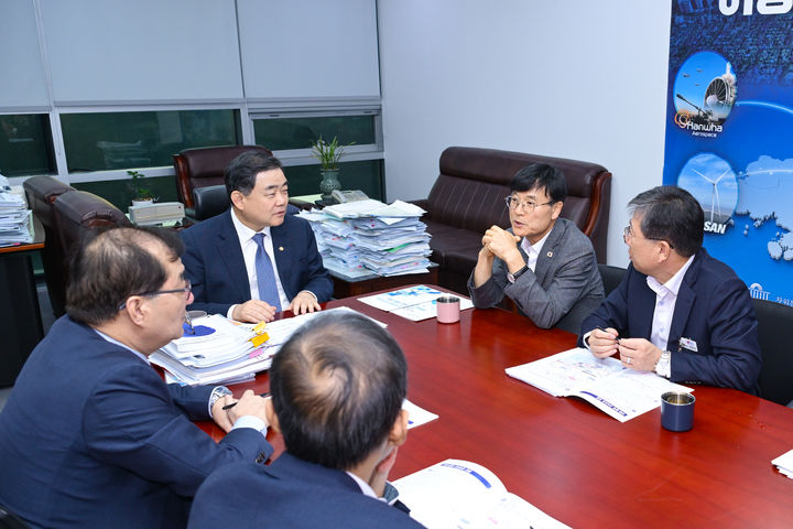 [거제=뉴시스] 신정철 기자= 경남 거제시 변광용 시장이 2027년도 정부예산 국회 심의를 앞두고 지난 28일과 29일 이틀간 국회를 방문, 거제~통영 고속도로 건설과 한·아세안 국가정원 조성을 핵심 현안으로 집중 건의했다.사진은 변광용 시장(사진, 오른쪽 두번째)이 국회 예결위 허성무 의원(사진, 가운데)을 만나 거제시의 주요 사업의 필요성을 설명하고 국회 차원의 적극적인 지원을 요청하고 있다.(사진=거제시 제공).2026.10.29. photo@newsis.com *재판매 및 DB 금지