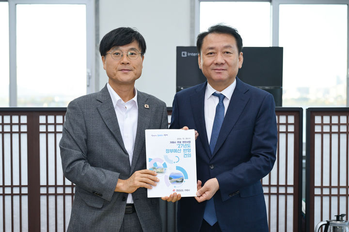 [거제=뉴시스] 신정철 기자= 경남 거제시 변광용 시장이 2027년도 정부예산 국회 심의를 앞두고 지난 28일과 29일 이틀간 국회를 방문, 거제~통영 고속도로 건설과 한·아세안 국가정원 조성을 핵심 현안으로 집중 건의했다.사진은 변광용 시장이 이광재 국회 예산결산특별위원장(사진, 오른쪽)과 면담을 마치고 기념사진을 촬영하고 있다.(사진=거제시 제공).2026.10.29. photo@newsis.com *재판매 및 DB 금지