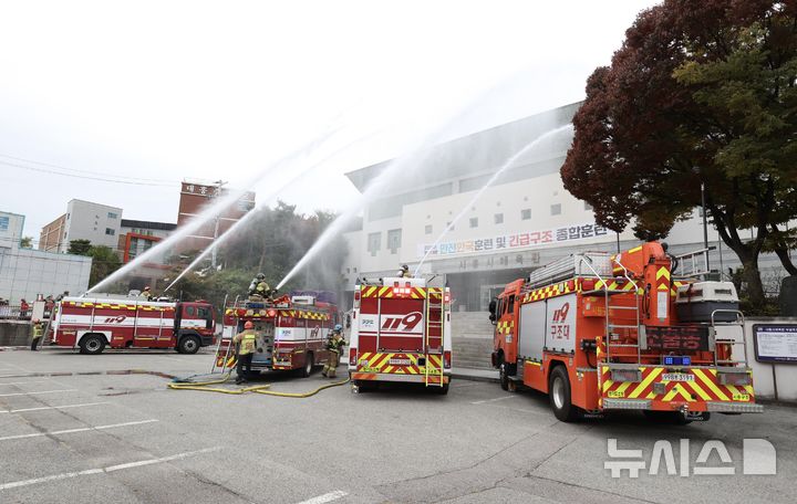 [시흥=뉴시스] 시흥시체육관에서 29일 진행된 화재 대응 훈련 현장. (사진=시흥시 제공).2026.10.30. photo@newsis.com