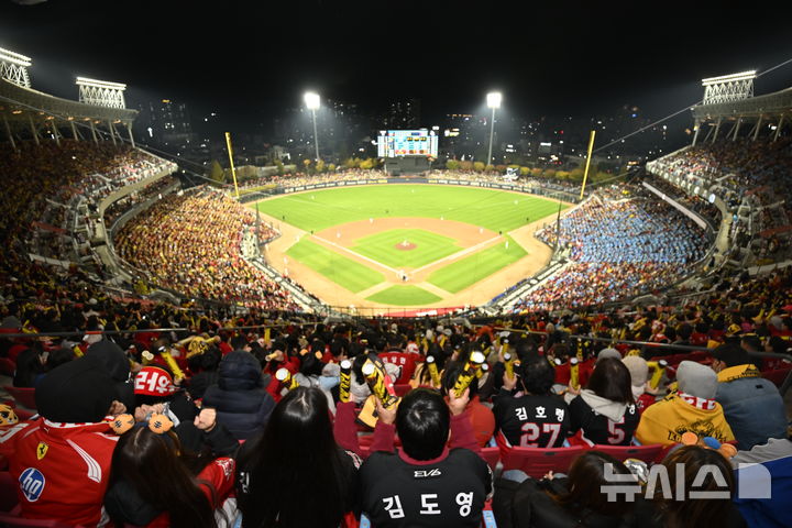 [전남광주=뉴시스] 양시원 기자 = 29일 오후 전남광주 북구 광주-기아챔피언스필드에서 열린 2026 신한 쏠 KBO 포스트시즌 플레이오프 3차전 KIA타이거즈 대 삼성 라이온즈 경기에서 야구 팬들이 응원하고 있다. 2026.10.29 goodwrite97@newsis.com