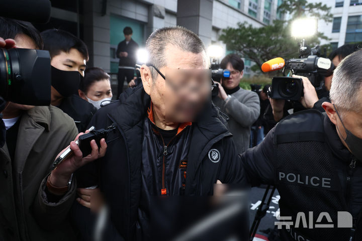 [서울=뉴시스] 고승민 기자 = 지난 20일 서울 강남구 역삼동 건물 2곳에 불을 질러 총 19명을 다치게 한 70대 남성 피의자 이모씨가 29일 서울 수서경찰서에서 서울중앙지방공소청으로 구속 송치되고 있다. 2026.10.29. kkssmm99@newsis.com