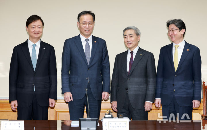 [서울=뉴시스] 이영환 기자 = 이형일 부총리 겸 재정경제부 장관이 29일 오전 서울 중구 서울은행회관에서 열린 확대거시경제금융회의에서 참석자들과 대화를 하고 있다. 왼쪽부터 이찬진 금융감독원장, 이 부총리, 신현송 한국은행 총재, 이억원 금융위원장. 2026.10.29. 20hwan@newsis.com