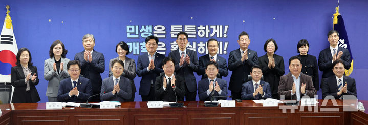 [서울=뉴시스] 고범준 기자 = 김정호 기후에너지환경노동위원회 위원장, 김영훈 고용노동부 장관 등 참석자들이 29일 서울 여의도 국회 의원회관에서 열린 고용노동부-기후에너지환경노동위원회 당정협의회에서 기념촬영을 하고 있다. 2026.10.29. bjko@newsis.com